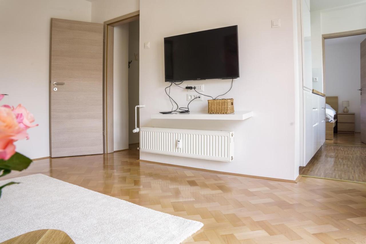 Bright Apartment Ljubljana Bagian luar foto